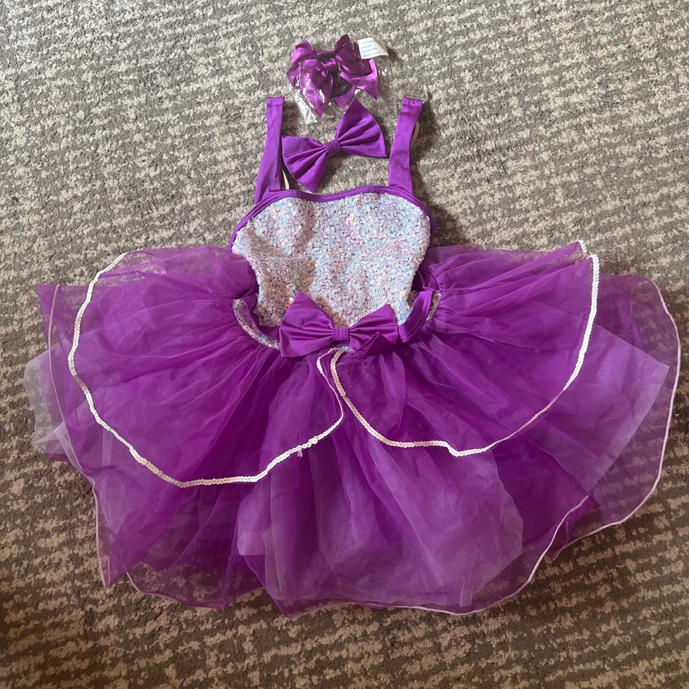 Girls Dance costume (approx size 8-10)with matching bow options.